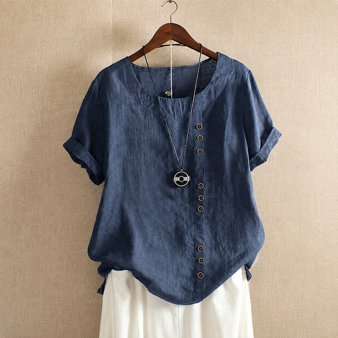 Blusa feminina Julianny elegante, manga curta e botões decorativos, adicionando sofisticação ao look casual.