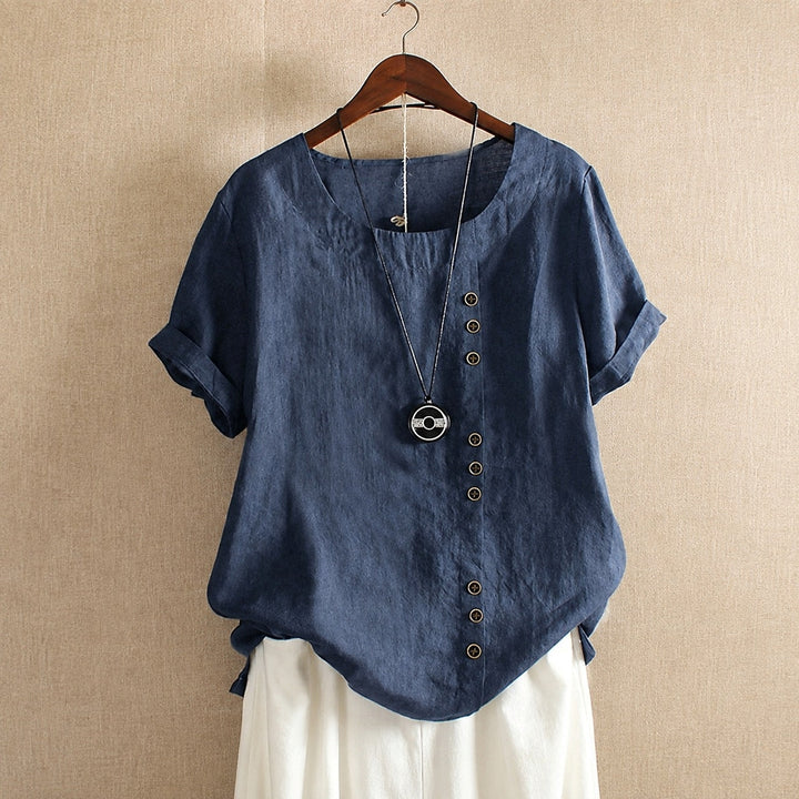 Blusa feminina Julianny elegante, manga curta e botões decorativos, adicionando sofisticação ao look casual.