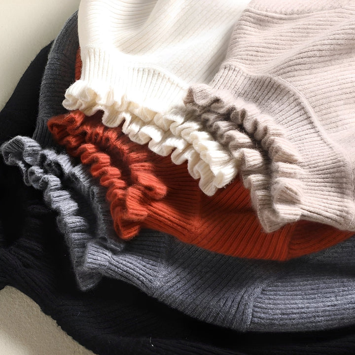 Detalhe do suéter feminino elegante de gola alta. Blusa de inverno aconchegante e de alta qualidade.
