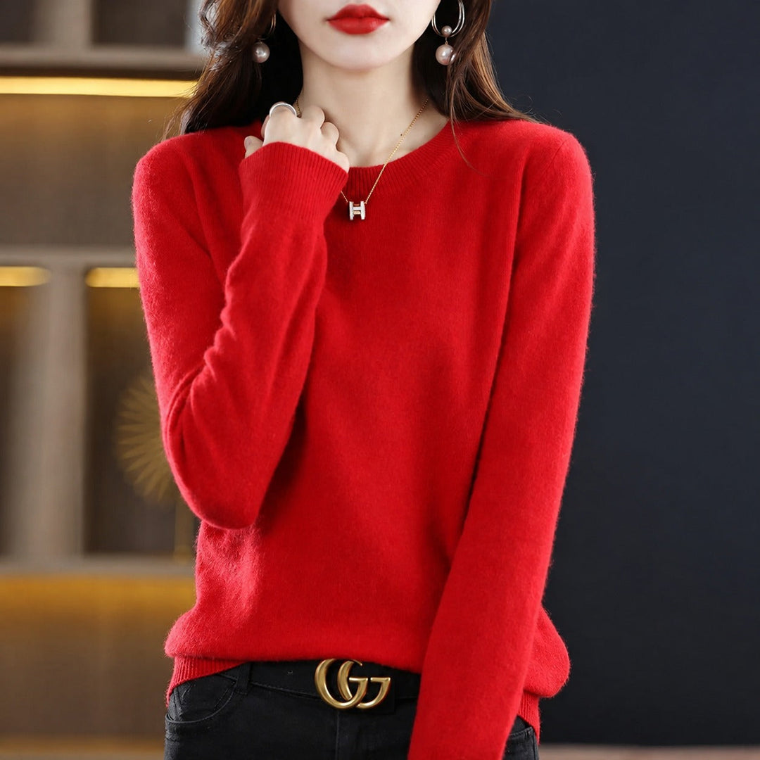 Suéter feminino versátil em tricot, gola redonda, perfeito para compor looks casuais e elegantes.