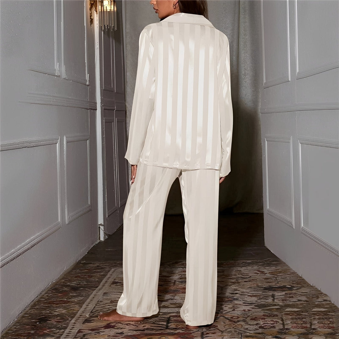 Conjunto de pijama feminino versátil para conforto em casa ou presente.