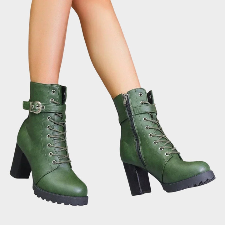 Par de botins femininos pretos com salto bloco e fivela. Calçado versátil para o estilo urbano.
