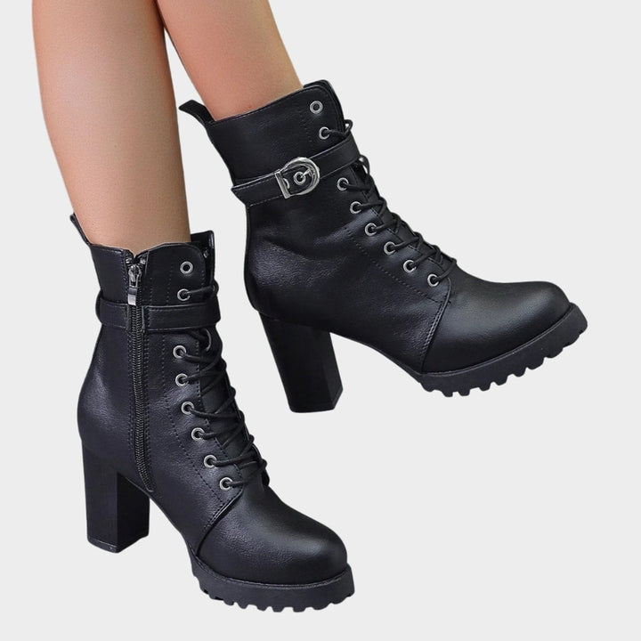 Botins pretos para mulher, salto bloco e fivela lateral. Calçado feminino urbano para looks de inverno.