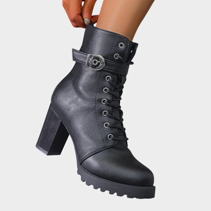 Botins femininos pretos, estilo urbano com salto bloco, fivela e atacadores. Moda e conforto no inverno.