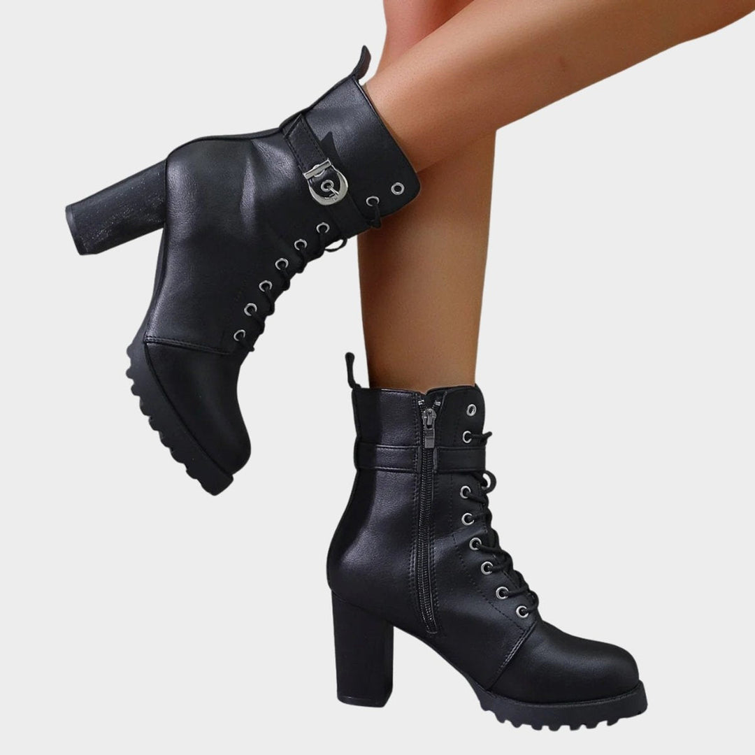 Botins pretos Adriana, com salto bloco e fivela. Calçado feminino de moda inverno para o dia a dia.