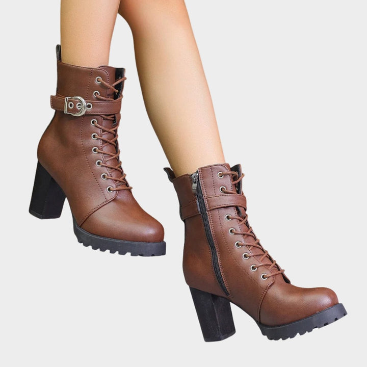 Calçado feminino: Botins pretos de inverno com salto bloco, fivela e atacadores. Conforto e elegância.