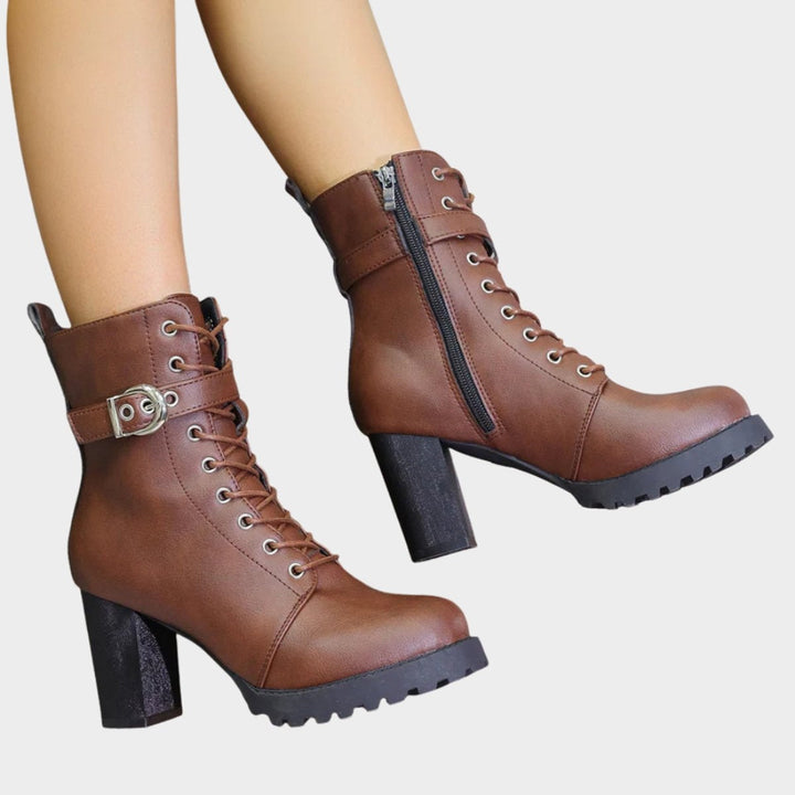 Botim feminino preto estilo urbano com salto bloco e fivela, ideal para moda de inverno.