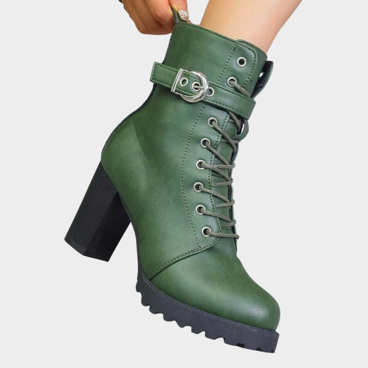 Botins de senhora em preto, design urbano, com salto bloco, fivela e atacadores. Moda inverno.