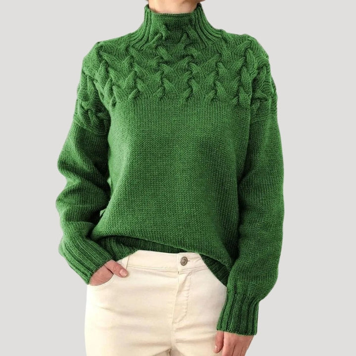 Camisola feminina de malha com gola alta e tranças, ideal para conforto e estilo casual elegante.