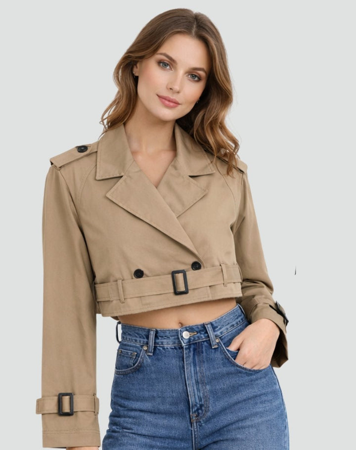 Gabardina feminina elegante com cinto, design curto e moderno para um estilo casual ou formal.