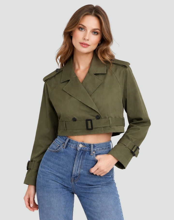 Gabardina feminina curta com cinto, perfeita para um look elegante ou casual na primavera.