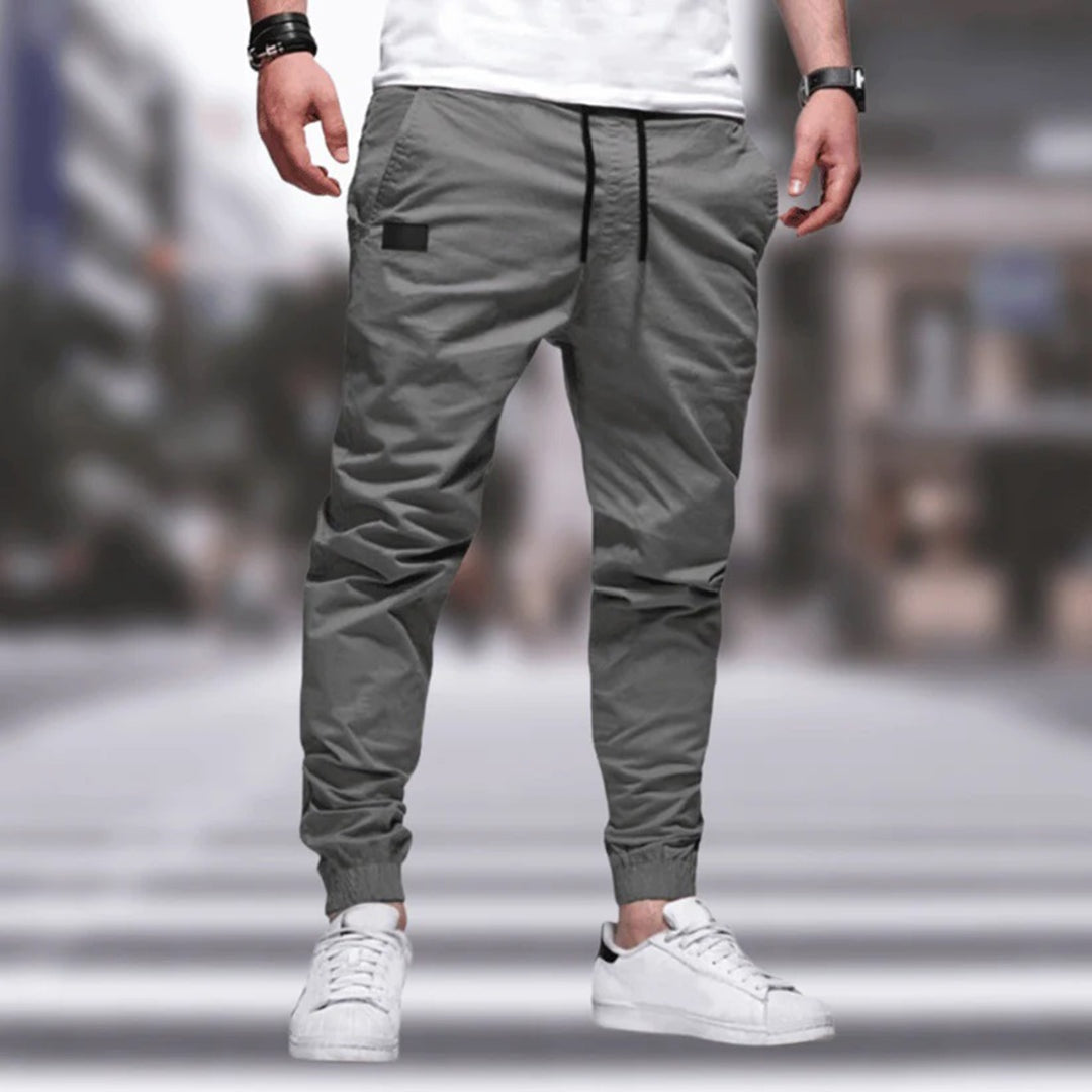 Calças cargo masculinas confortáveis em cor neutra, cintura elástica para ajuste perfeito, ideal para o dia a dia e casual.