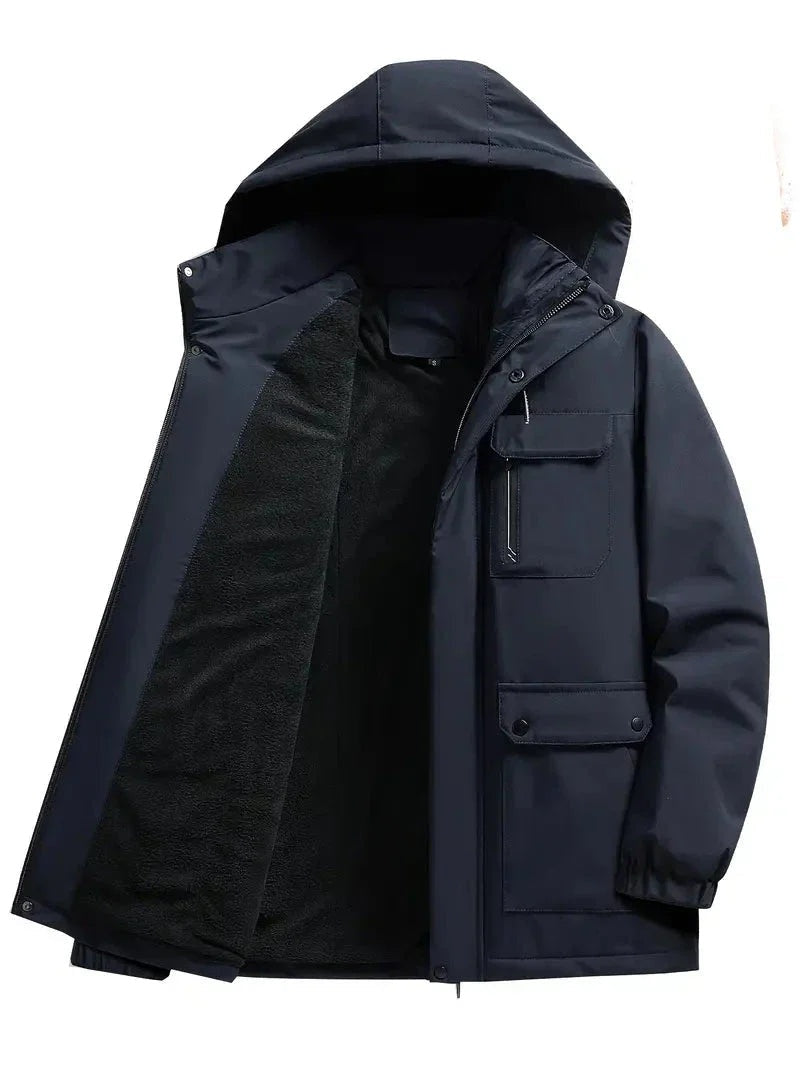 Parka masculina impermeável com capuz, ideal para atividades ao ar livre e proteção no inverno frio.