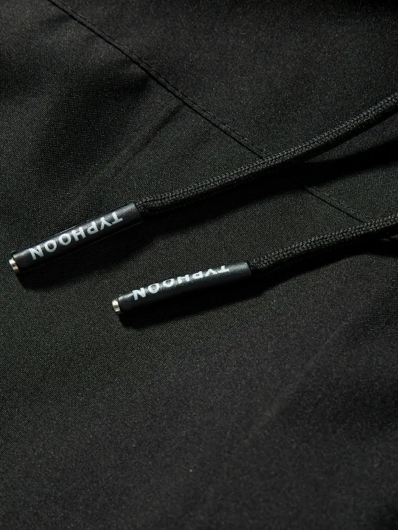 Parka funcional masculina com capuz ajustável e forro polar, perfeita para enfrentar o inverno e frio.