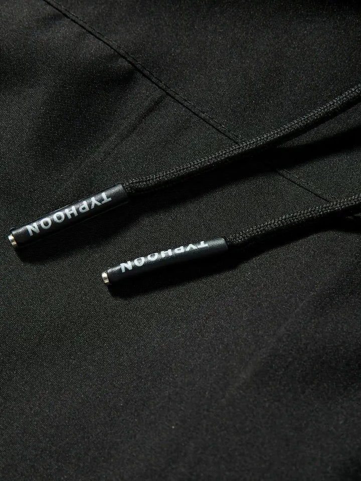Parka funcional masculina com capuz ajustável e forro polar, perfeita para enfrentar o inverno e frio.