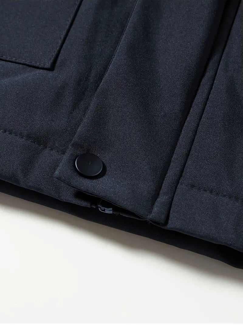 Parka impermeável masculina com capuz e forro polar, proteção robusta e funcional para o inverno.
