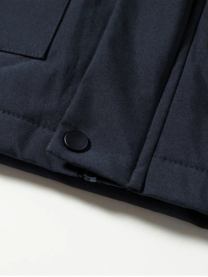 Parka impermeável masculina com capuz e forro polar, proteção robusta e funcional para o inverno.