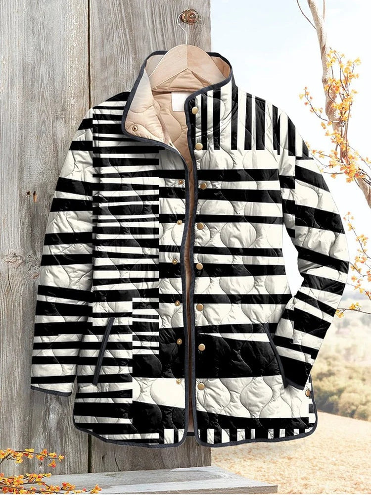 Casaco acolchoado elegante de mulher com riscas e gola subida. Quente e feminino para outono/inverno.
