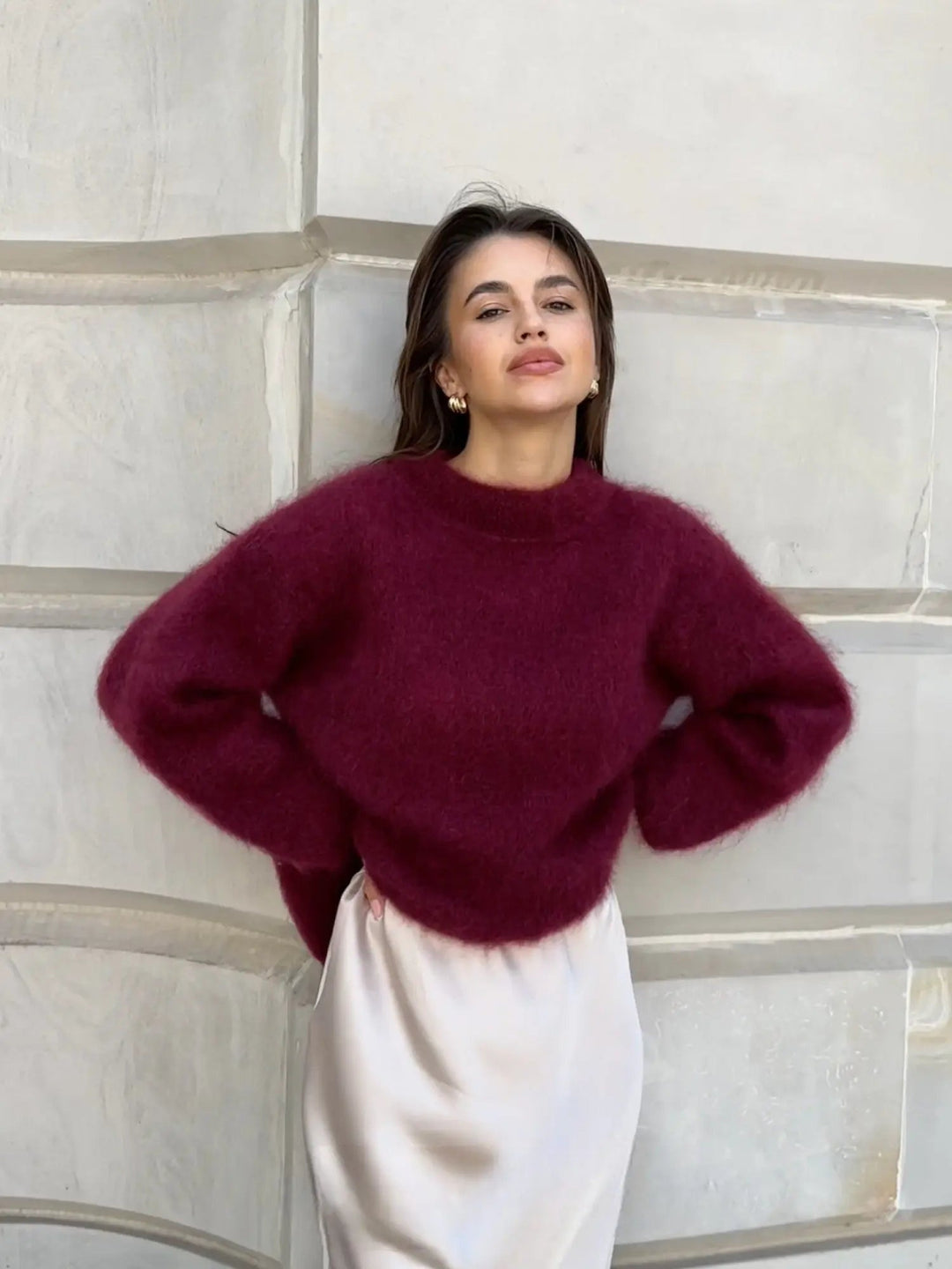 Camisola feminina oversize de lã mohair, gola redonda, ideal para outono/inverno. Conforto e estilo.