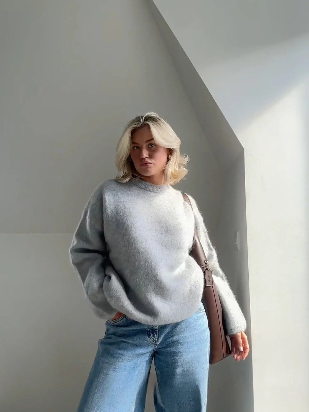 Camisola de malha feminina oversize em lã mohair de gola redonda, estilo moderno e confortável para o inverno.