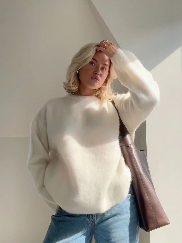 Camisola feminina oversize em lã mohair, gola redonda. Malha aconchegante e perfeita para outono/inverno.