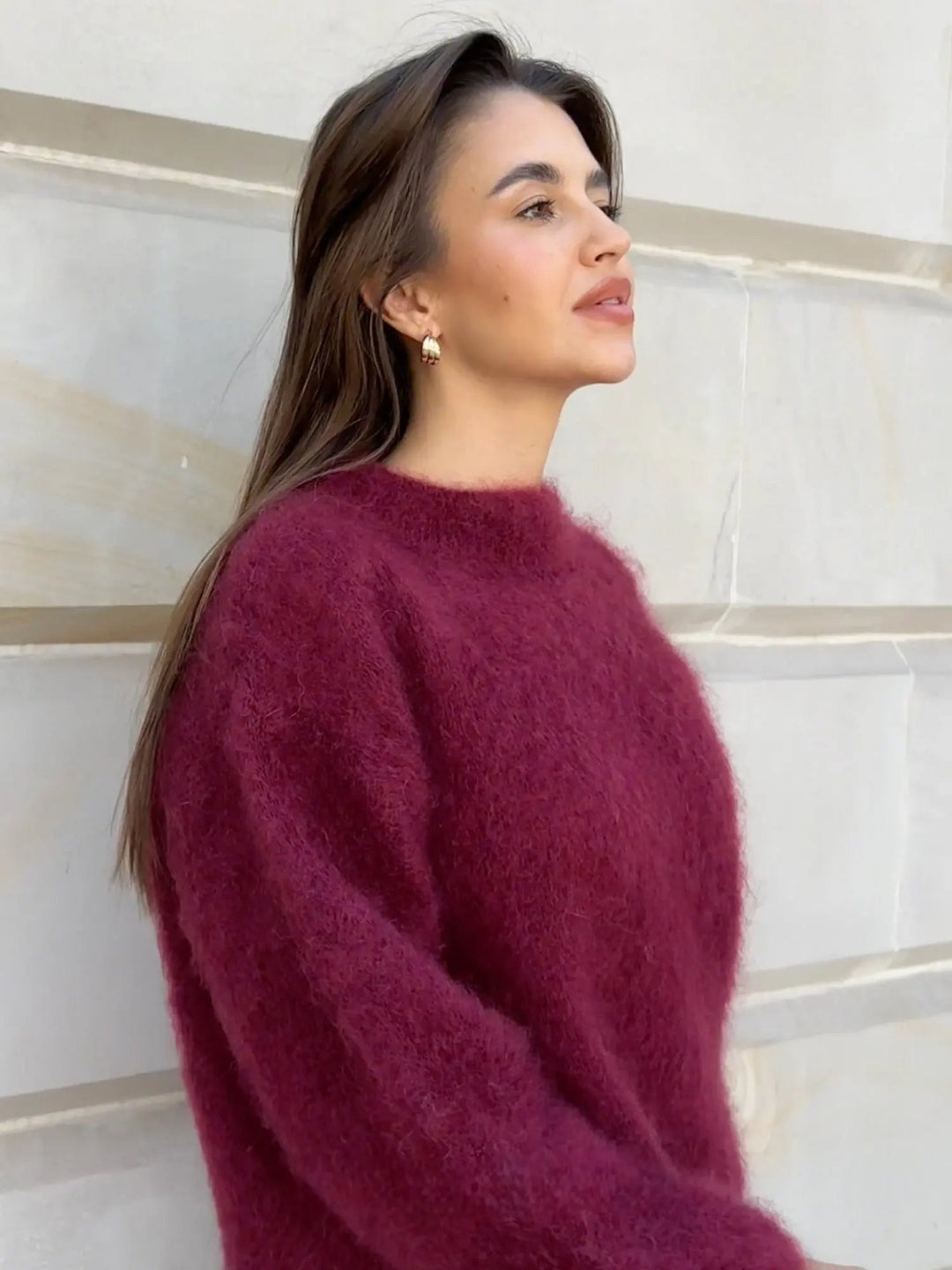 Elegante camisola de malha em lã mohair para mulher, com corte oversize e gola redonda. Perfeita para inverno.