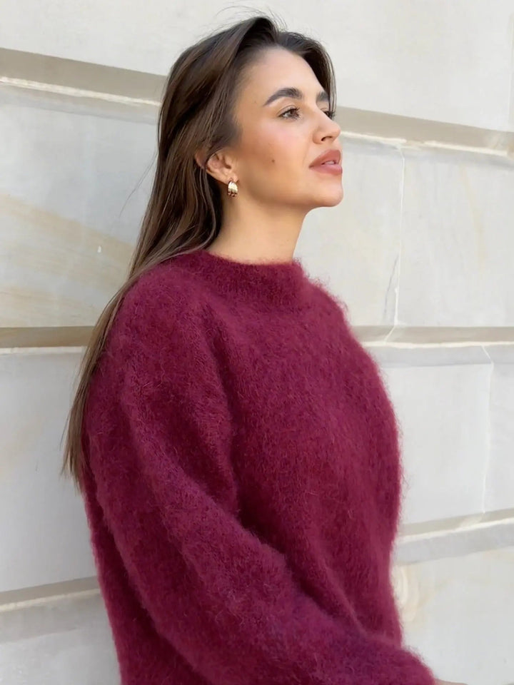 Elegante camisola de malha em lã mohair para mulher, com corte oversize e gola redonda. Perfeita para inverno.