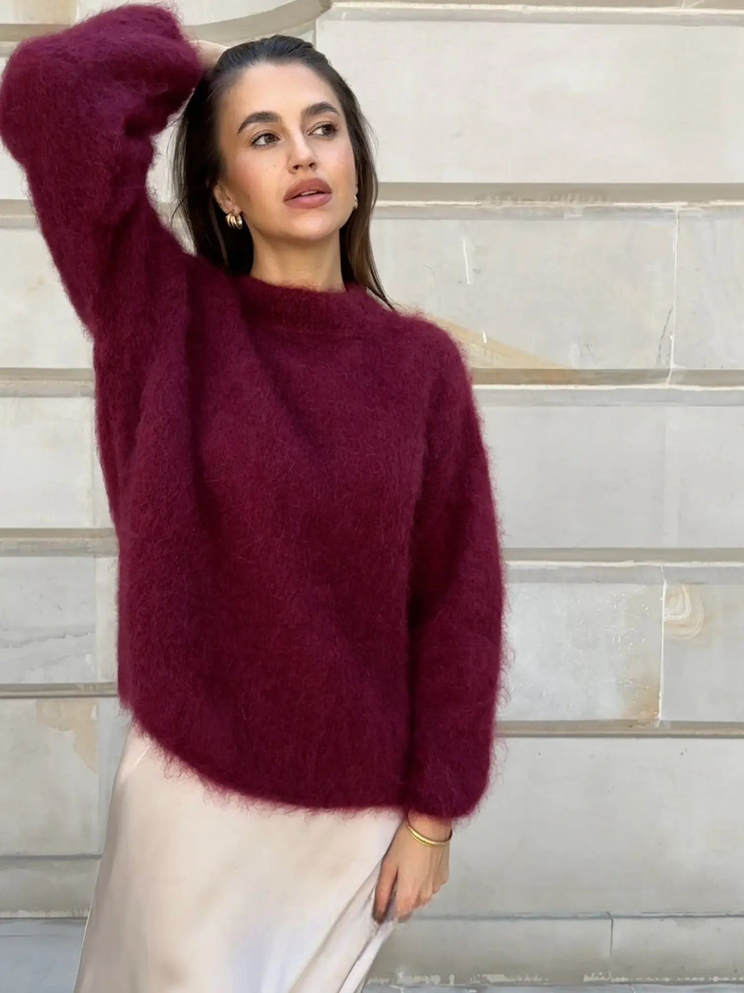 Camisola de lã mohair oversize para mulher, gola redonda, oferece conforto e calor no outono/inverno.