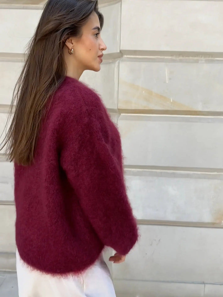 Camisola feminina oversize de lã mohair com gola redonda, para um look de outono/inverno elegante e aconchegante.
