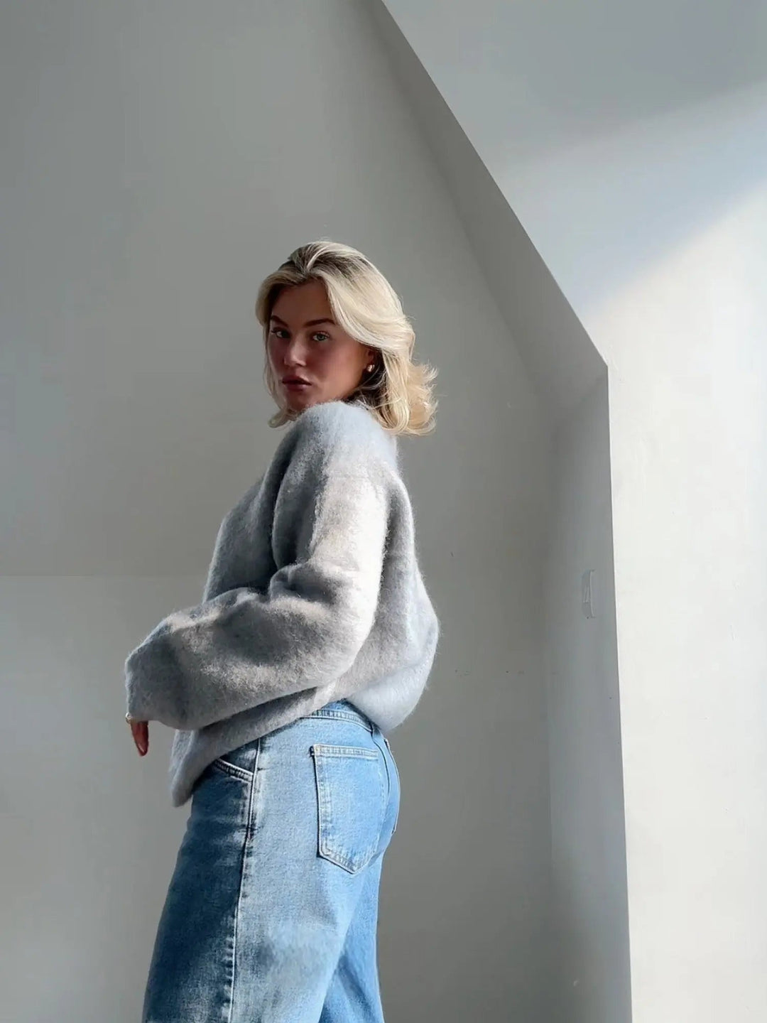 Confortável camisola feminina oversize de lã mohair, com gola redonda, ideal para o outono e inverno.
