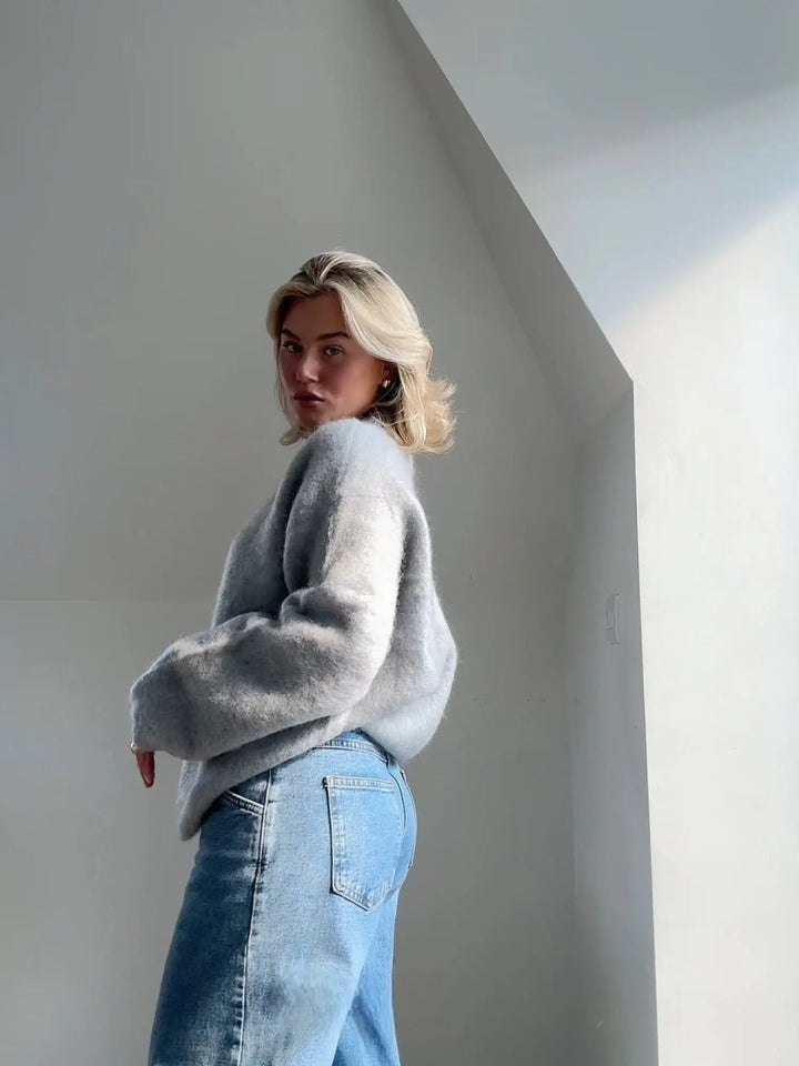 Confortável camisola feminina oversize de lã mohair, com gola redonda, ideal para o outono e inverno.