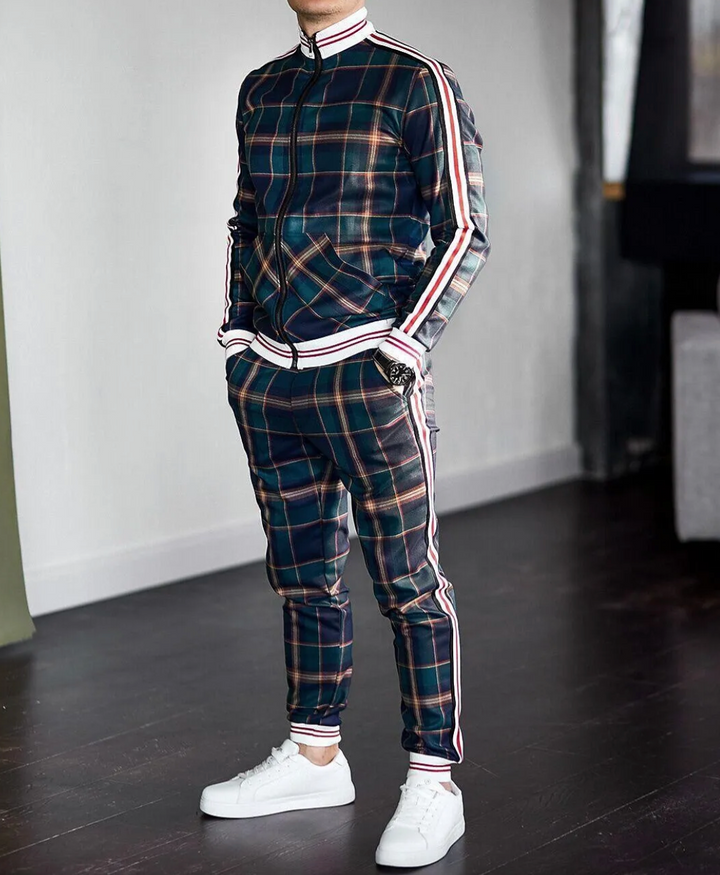 Conjunto desportivo masculino xadrez com riscas laterais, ideal para sportswear e conforto casual.