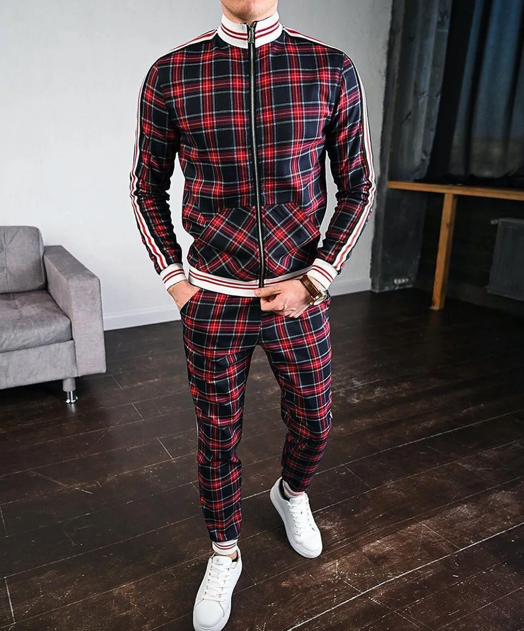Conjunto desportivo masculino confortável, design xadrez trendy com riscas laterais. Ideal para o dia a dia.