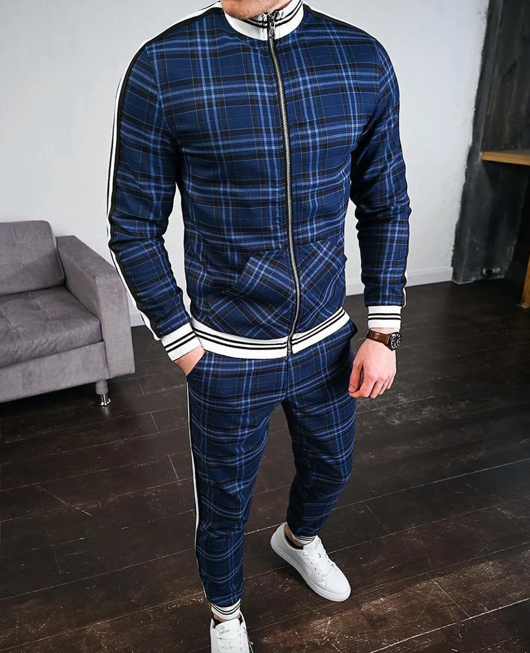 Fato de treino masculino xadrez, moderno com riscas laterais. Perfeito para moda casual e desporto.