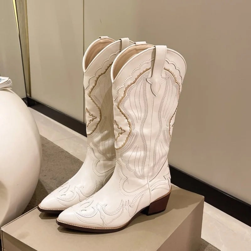 Botas cowboy femininas de cano alto em couro PU, com bordado estilo western. Perfeitas para moda e conforto.