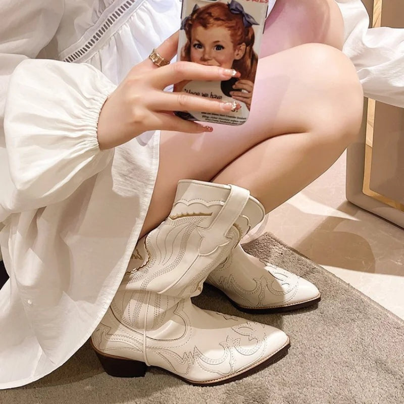Botas cowboy femininas de cano alto, ideais para o estilo western. Bordado delicado e conforto para qualquer ocasião.