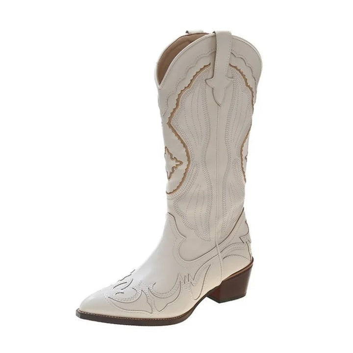 Detalhe do bordado western em botas cowboy femininas de cano alto. Calçado de moda em couro PU com estilo autêntico.