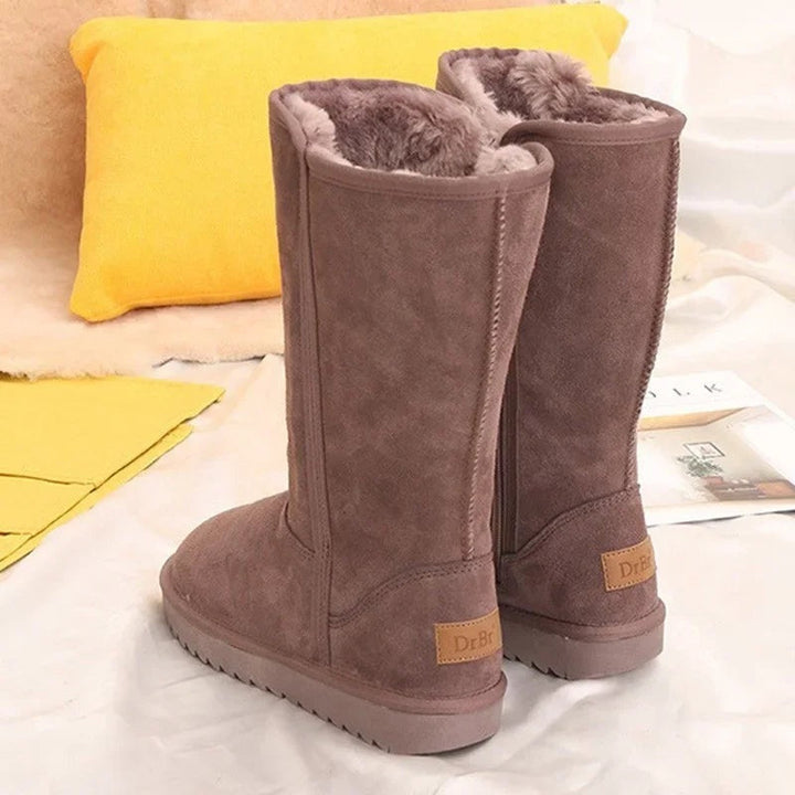 Calçado feminino de inverno: botas cano alto com forro de pelo, perfeitas para dias frios e conforto.