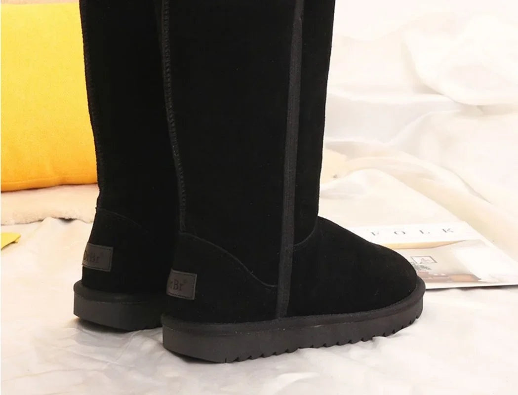 Botas de camurça femininas com forro de pelo quentinho, ideais para enfrentar o frio intenso do inverno.