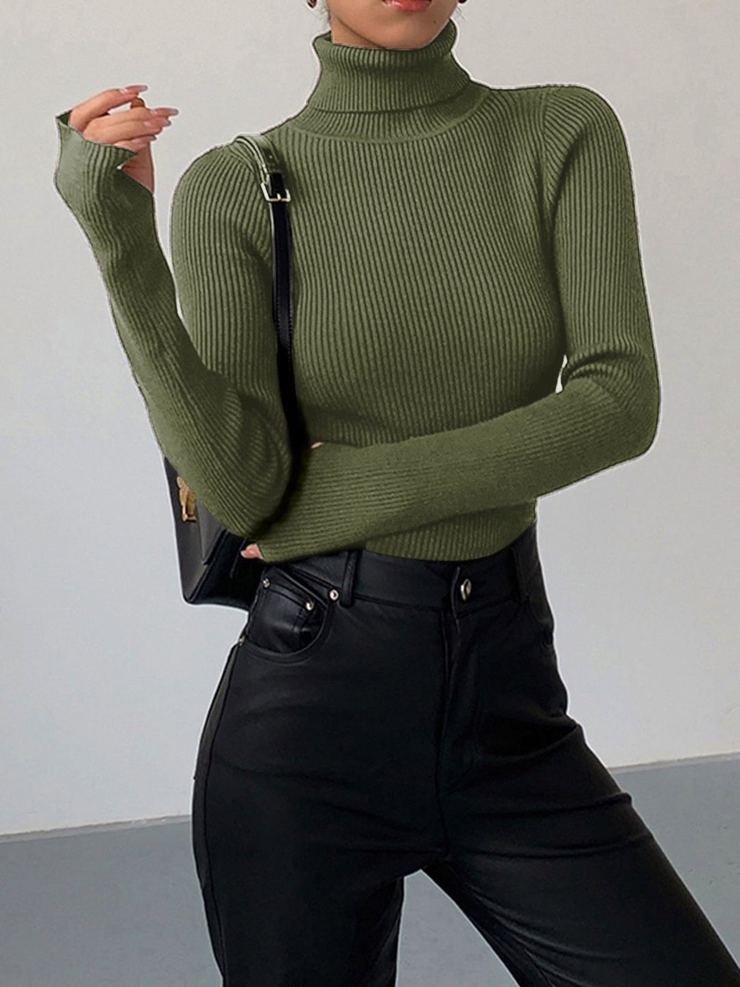 Camisola feminina de malha canelada, gola alta e manga comprida. Peça versátil para outono/inverno.