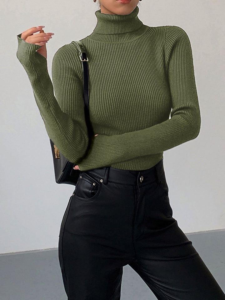 Camisola feminina de malha canelada, gola alta e manga comprida. Peça versátil para outono/inverno.