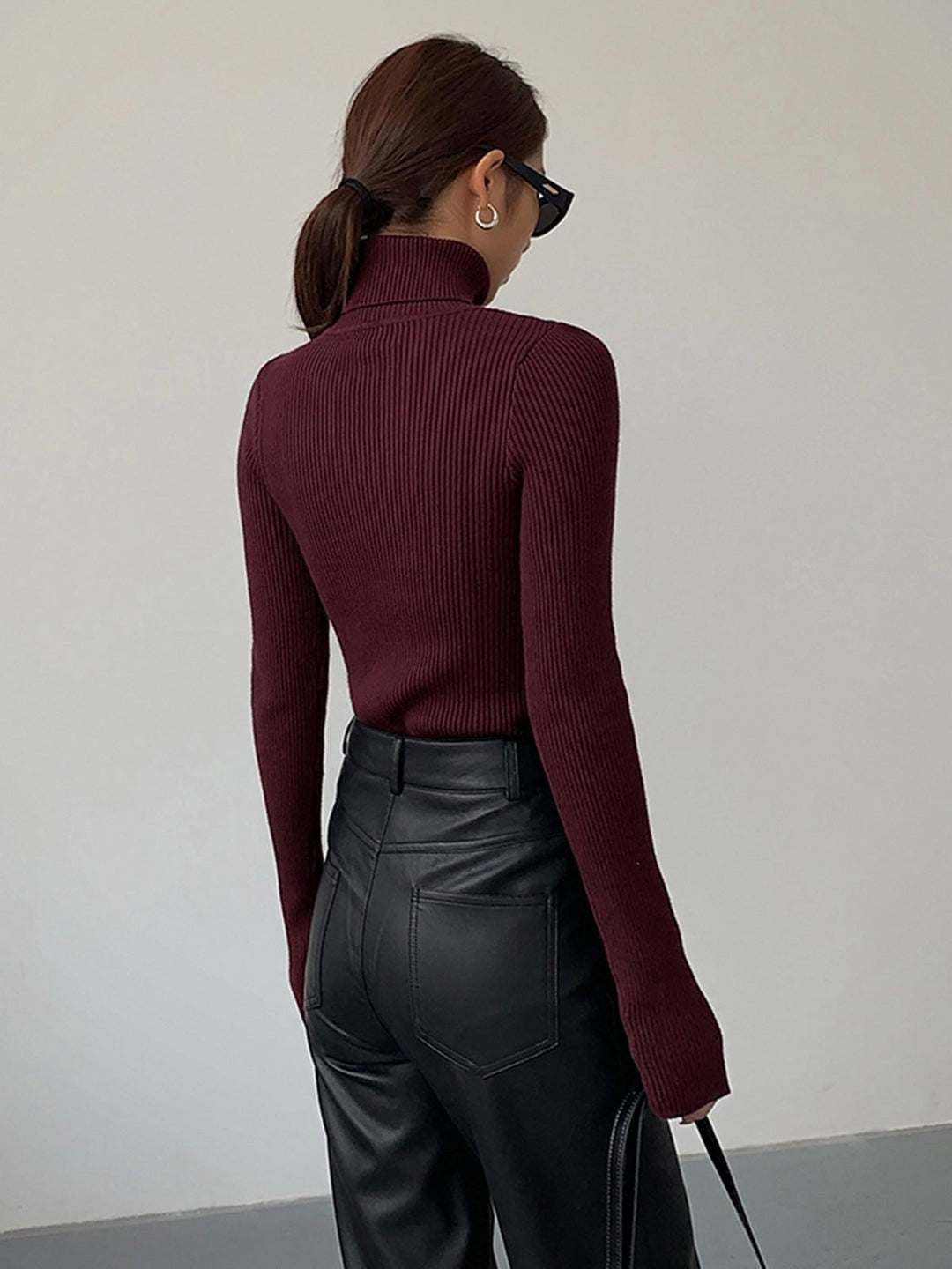 Camisola de inverno feminina com gola alta, manga comprida e malha canelada. Quente, versátil e elegante.