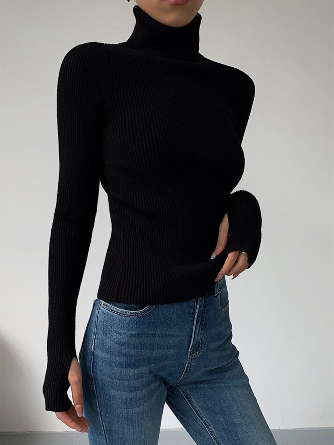 Camisola de malha canelada feminina, gola alta. Toque macio e manga comprida para conforto no inverno.