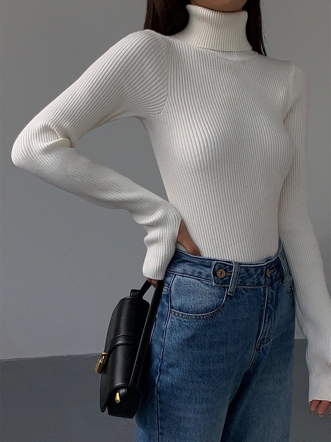 Camisola feminina com gola alta, manga comprida e malha canelada. Estilo e conforto para os dias frios.