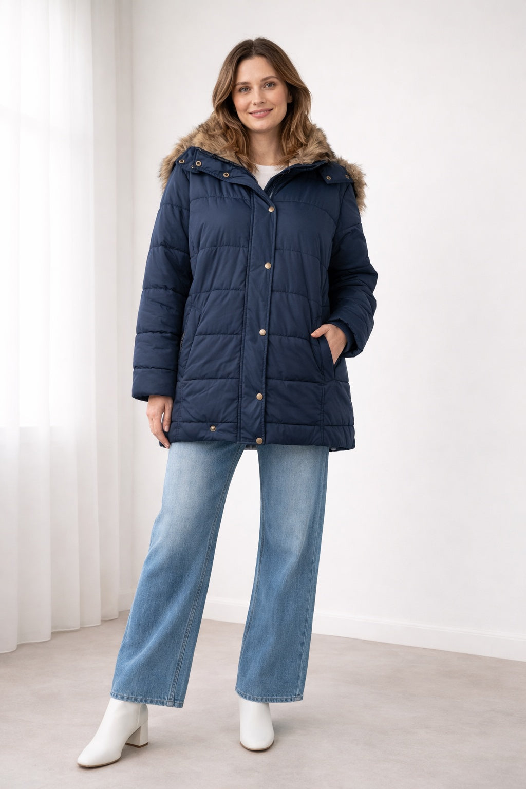 Casaco acolchoado feminino com capuz de pelo, oferecendo conforto e estilo casual para a mulher no inverno.