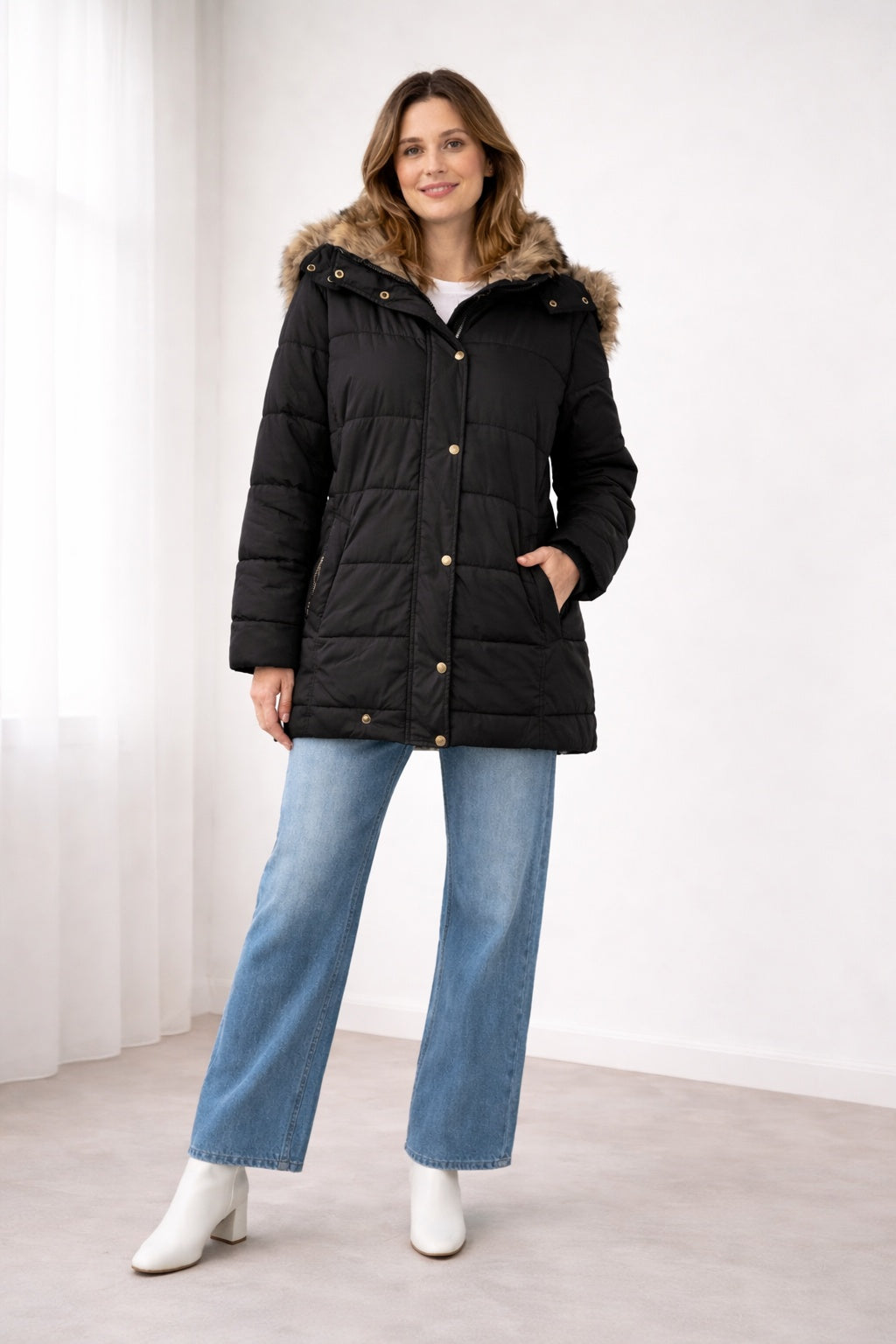 Casaco acolchoado feminino para mulher, com capuz de pelo, essencial para o inverno, garantindo conforto e calor.