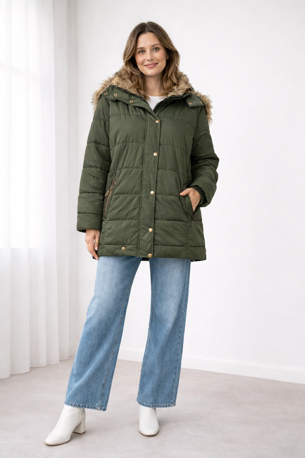 Casaco acolchoado quente de inverno para mulher, com capuz de pelo, ideal para moda outono e estilo casual.