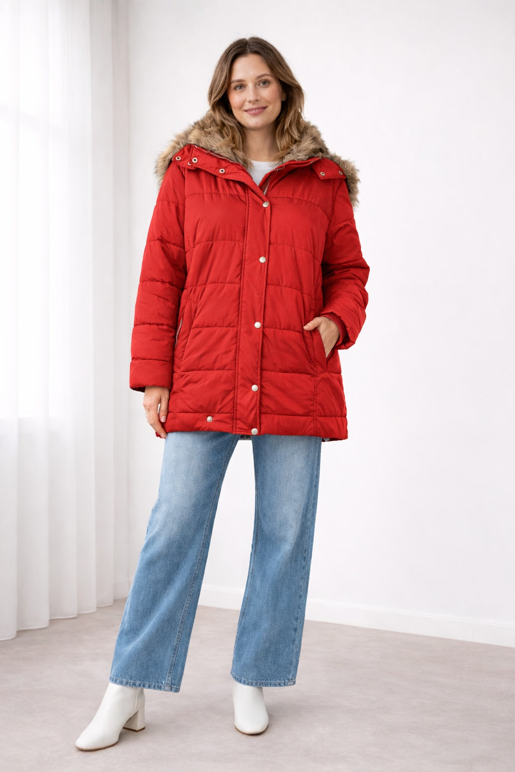 Casaco acolchoado oversized feminino, com capuz de pelo, resistente à água, perfeito para inverno e conforto.