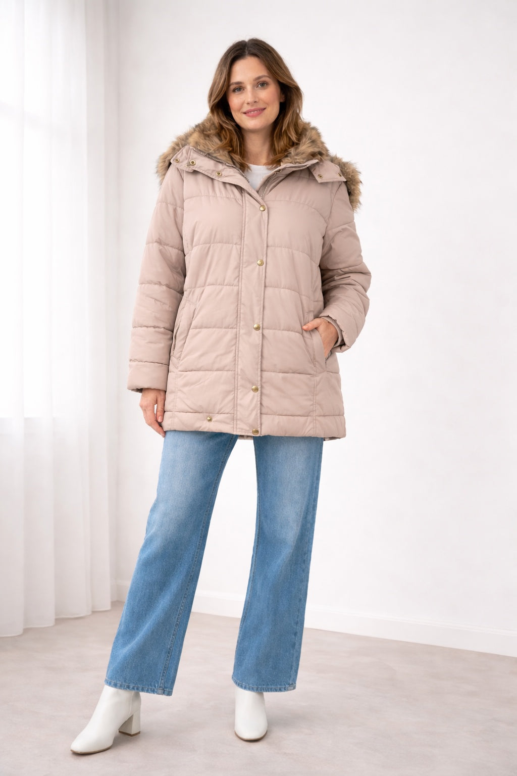Casaco acolchoado feminino, ideal para inverno, com capuz de pelo e resistente à água, para conforto total.