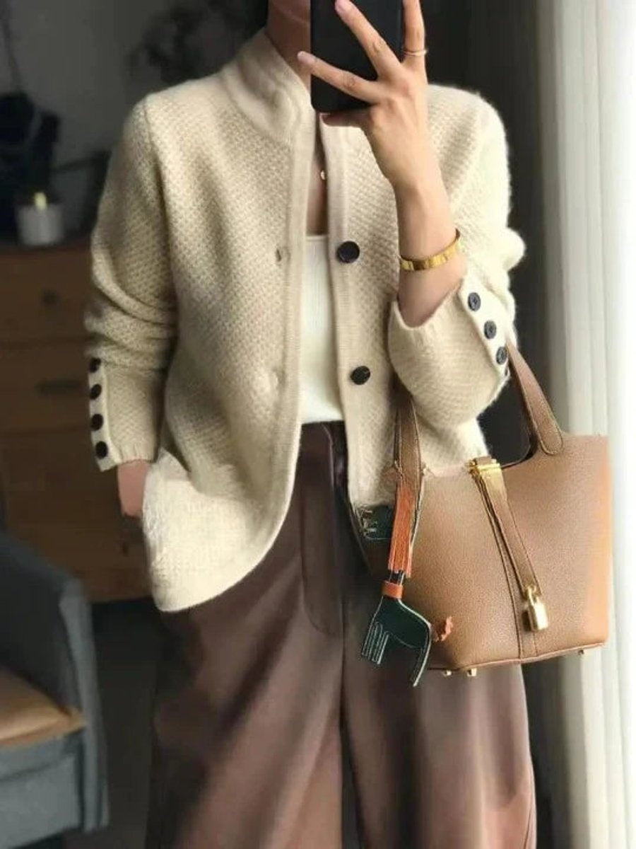 Casaco de malha feminino elegante com botões e gola alta para outono/inverno. Tricot confortável para moda mulher.